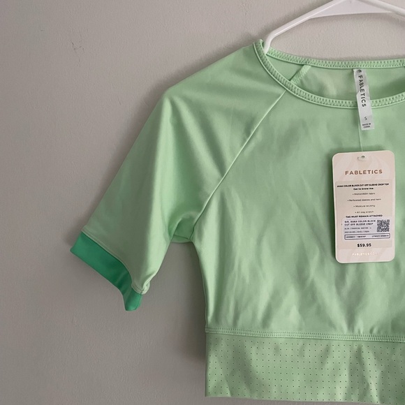 Fabletics Green Women's Crop Top with Colorblock Sleeves. Size Small. - Picture 4 of 7